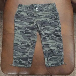 Women’s Columbia Omni-Shield Camo Capri 8/M